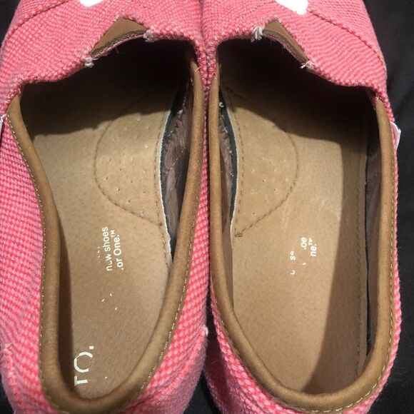 TOMS pink with white skullโshoes - unknown size 8-1/2 to 9 maybe VERYโCUTE - Picture 5 of 16